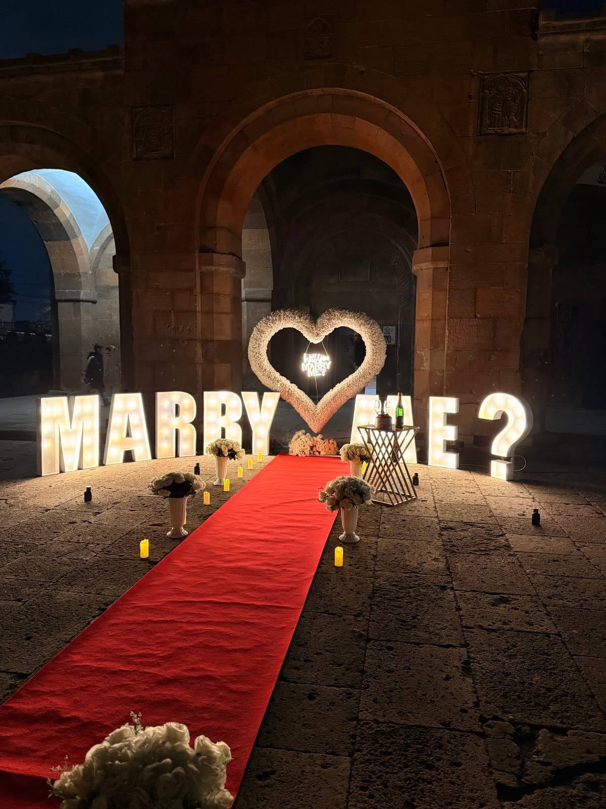 Սպիտակ վարդերով սիրտ <span style="white-space: nowrap">200 սմ</span>